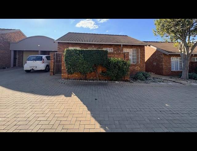 2 BEDROOM TOWNHOUSE FOR SALE IN AMBERFIELD HEIGHTS